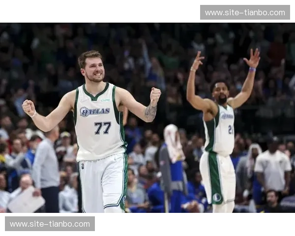 巅峰对决，星光璀璨：快船与独行侠的恩怨情仇，谁将笑傲洛城？